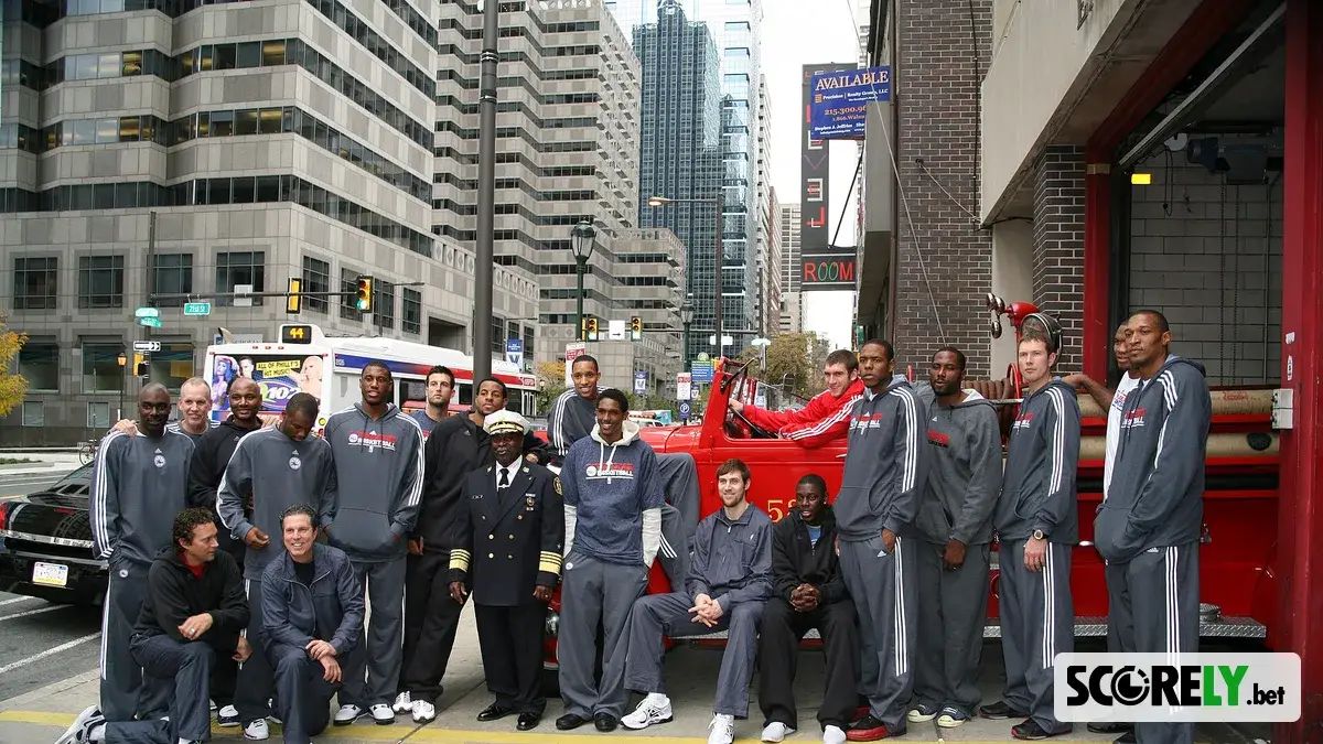 Jugadores de los Philadelphia 76ers posan junto a un camión de bomberos (file photo)