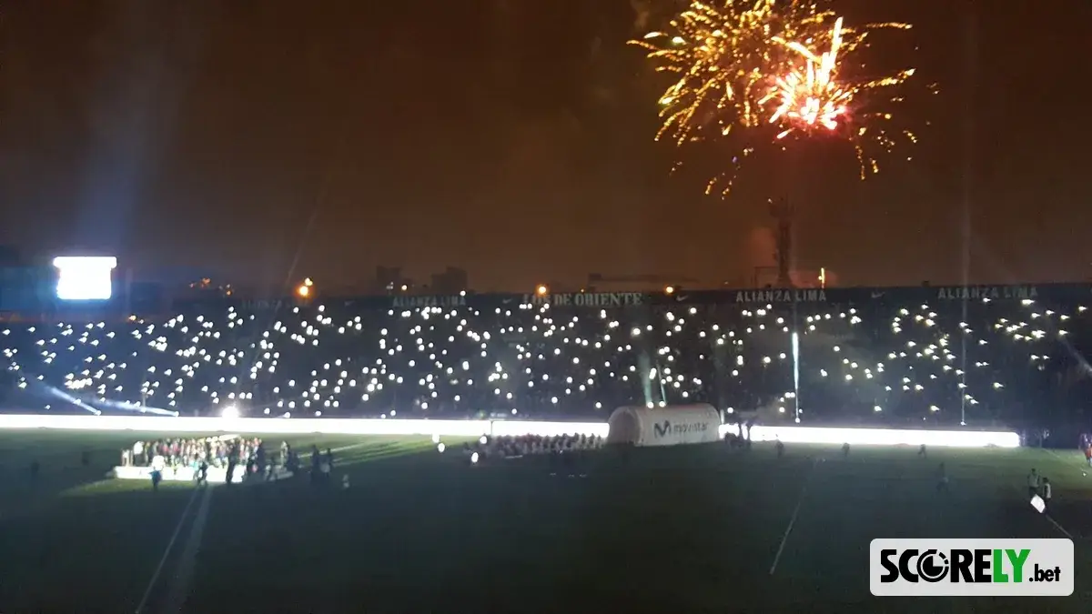 Estadio de Alianza Lima con fuegos artificiales y luces de aficionados (foto de archivo)