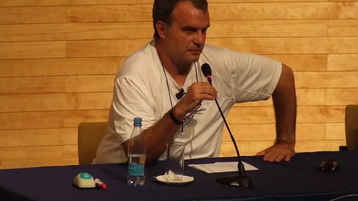 Marcelo Bielsa en una conferencia de prensa en 2009, cuando dirigía a Chile