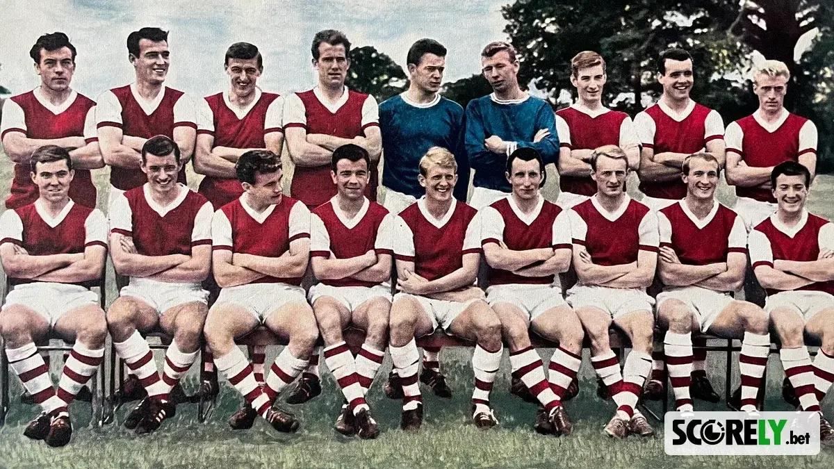 Foto histórica de la plantilla del Arsenal FC posando en el campo (foto de archivo)