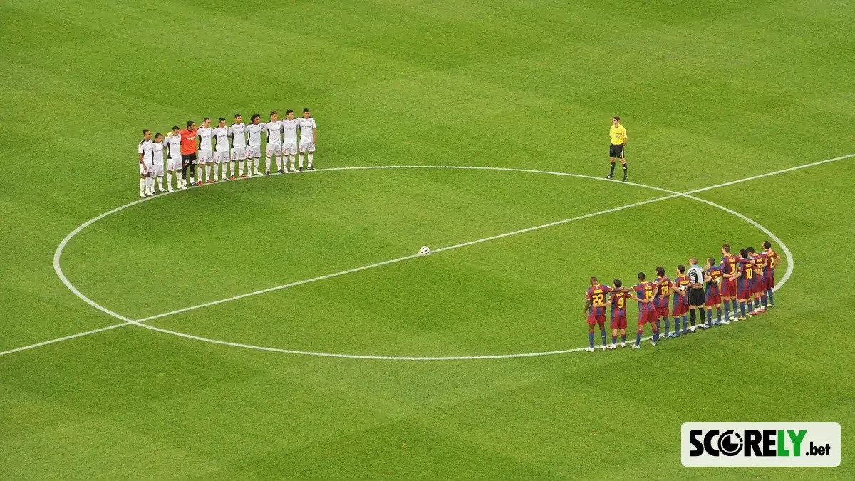 Jugadores del FC Barcelona y equipo rival formados en el campo (foto de archivo)