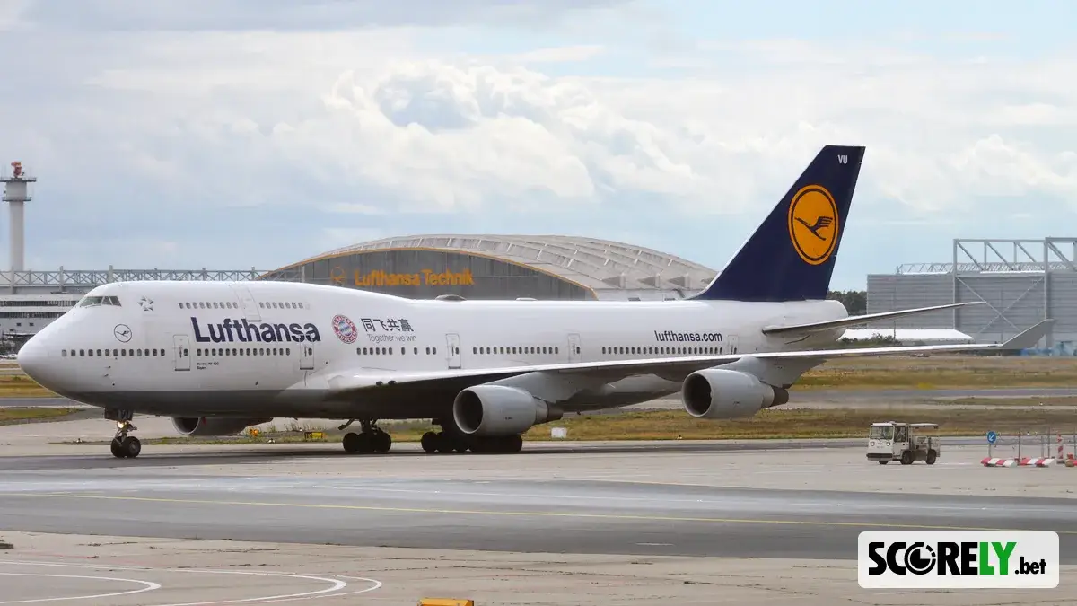 Avión de Lufthansa con el escudo del Bayern Múnich en el fuselaje (foto de archivo)