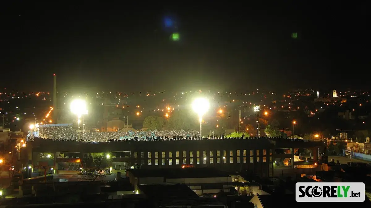 Vista nocturna del estadio Gigante de Alberdi iluminado con hinchada en tribunas (foto de archivo)