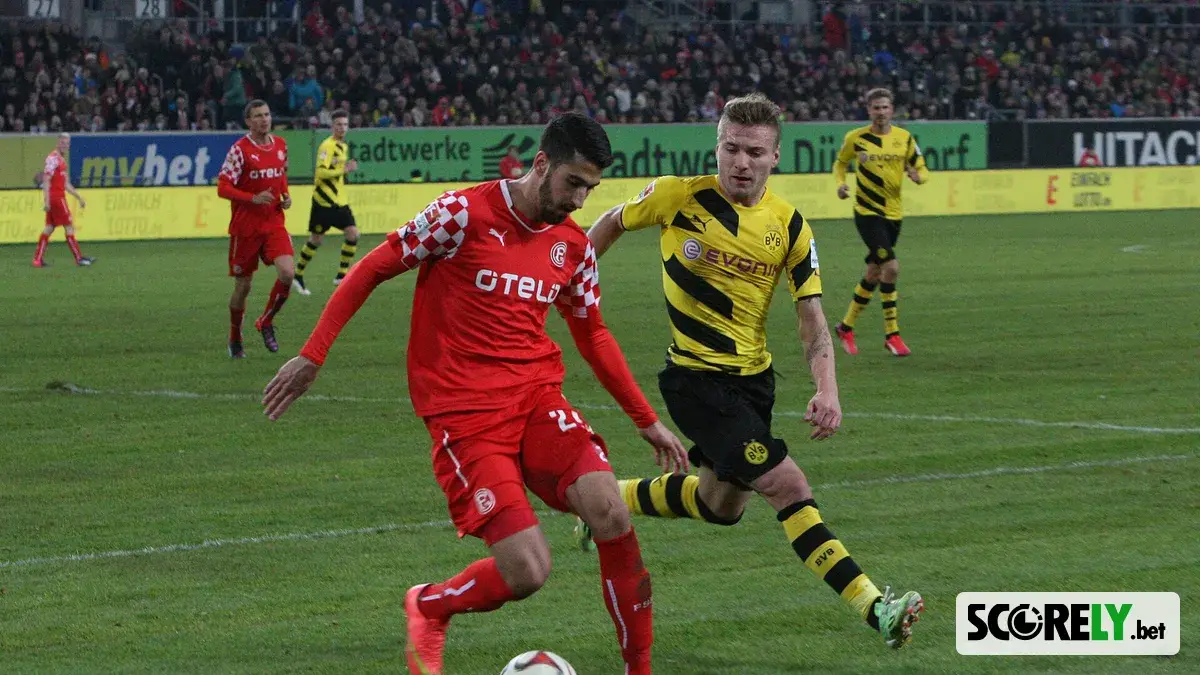 Jugador del Borussia Dortmund disputa el balón contra un rival (foto de archivo)