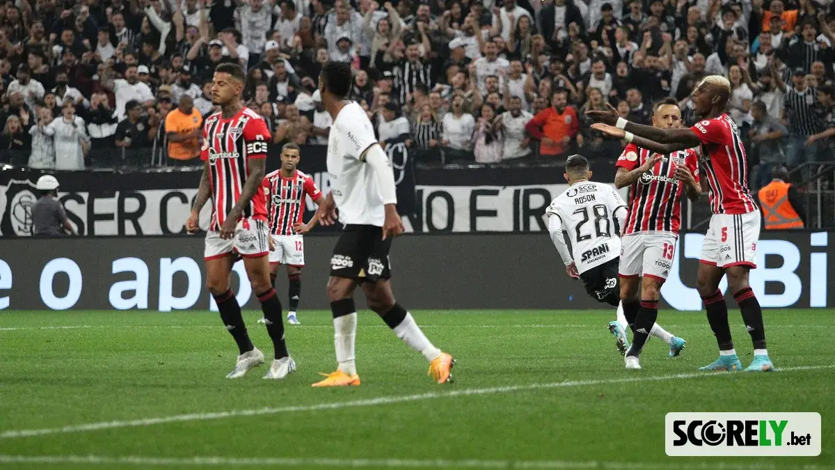 Jogadores do Corinthians e São Paulo em partida de futebol (foto de arquivo)