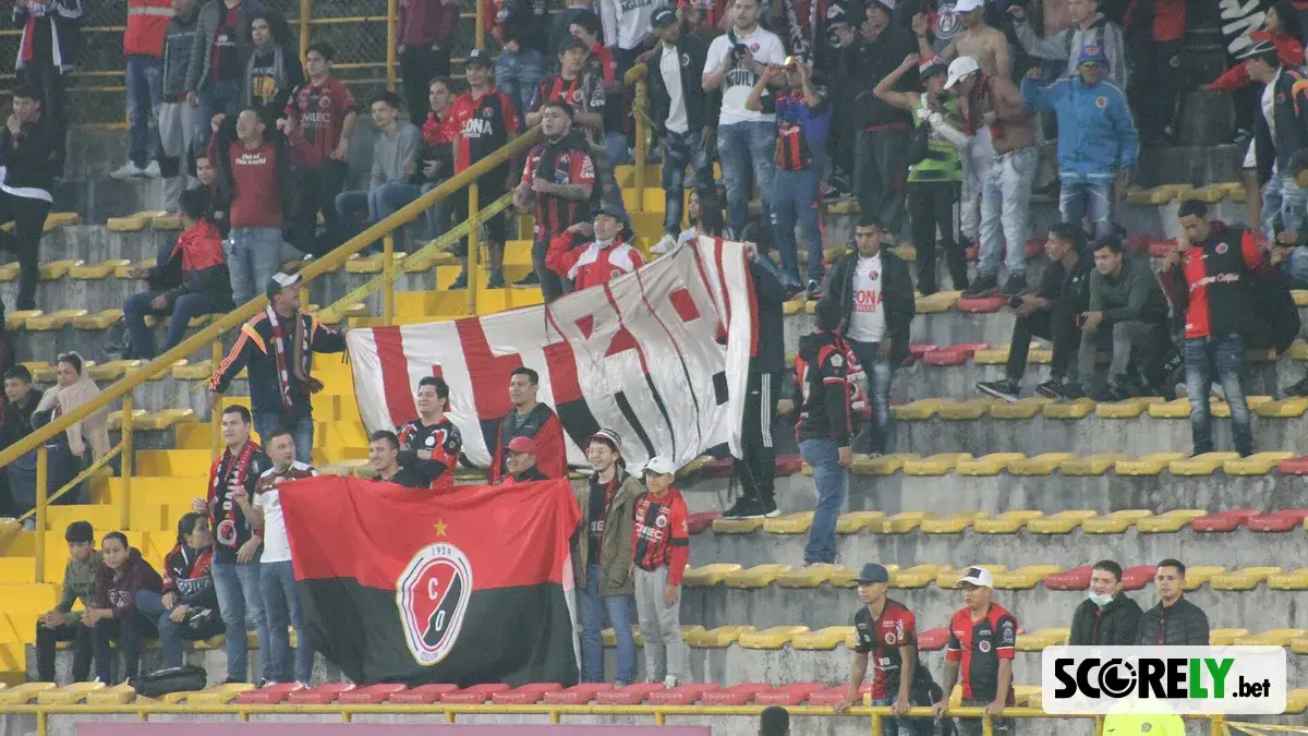 Hinchas del Cúcuta Deportivo con banderas y escudo en el estadio (foto de archivo)