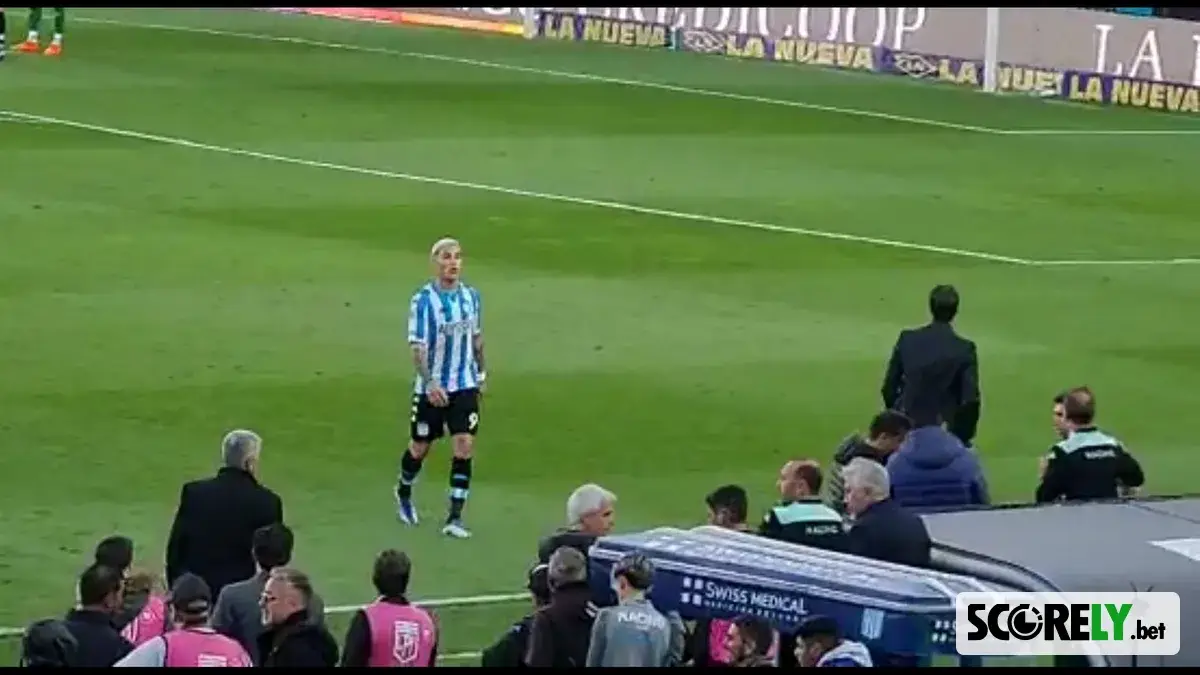 Jugador de Racing Club caminando cerca del banco de suplentes (foto de archivo)