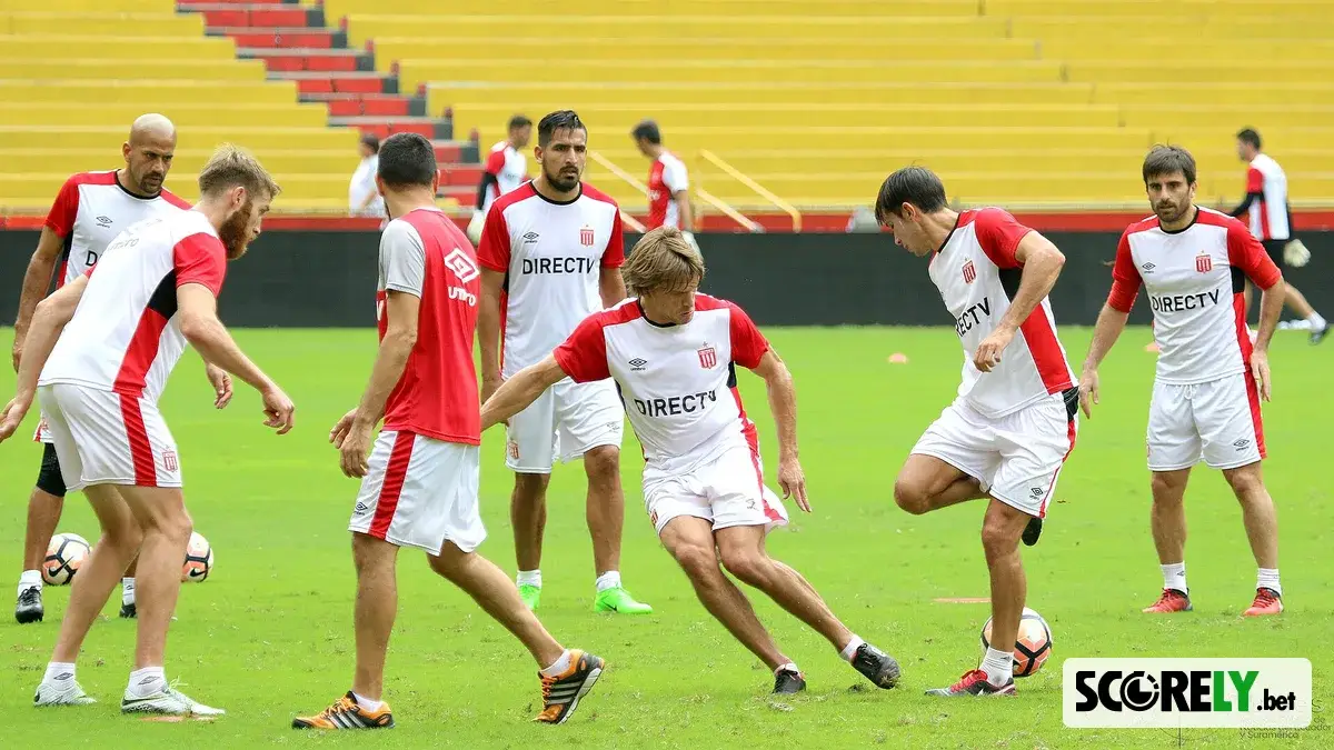 Jogadores do Estudiantes de La Plata treinando em campo com uniforme oficial (foto de arquivo)