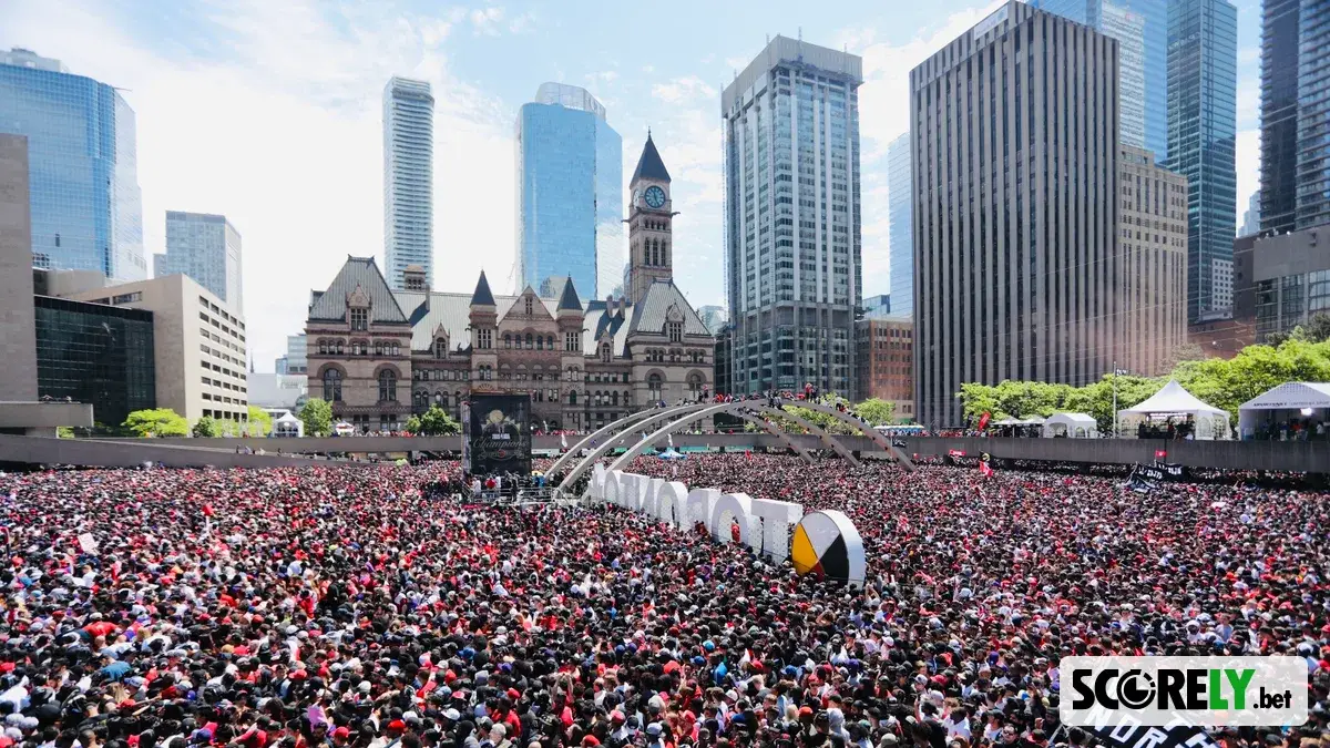 Multitud celebrando el campeonato de los Toronto Raptors en Nathan Phillips Square (foto de archivo)