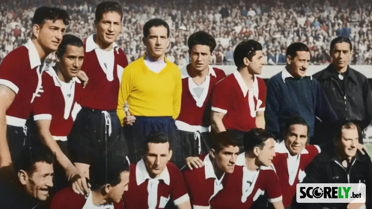 Formación histórica del Club Atlético Lanús posando en el campo de juego (foto de archivo)