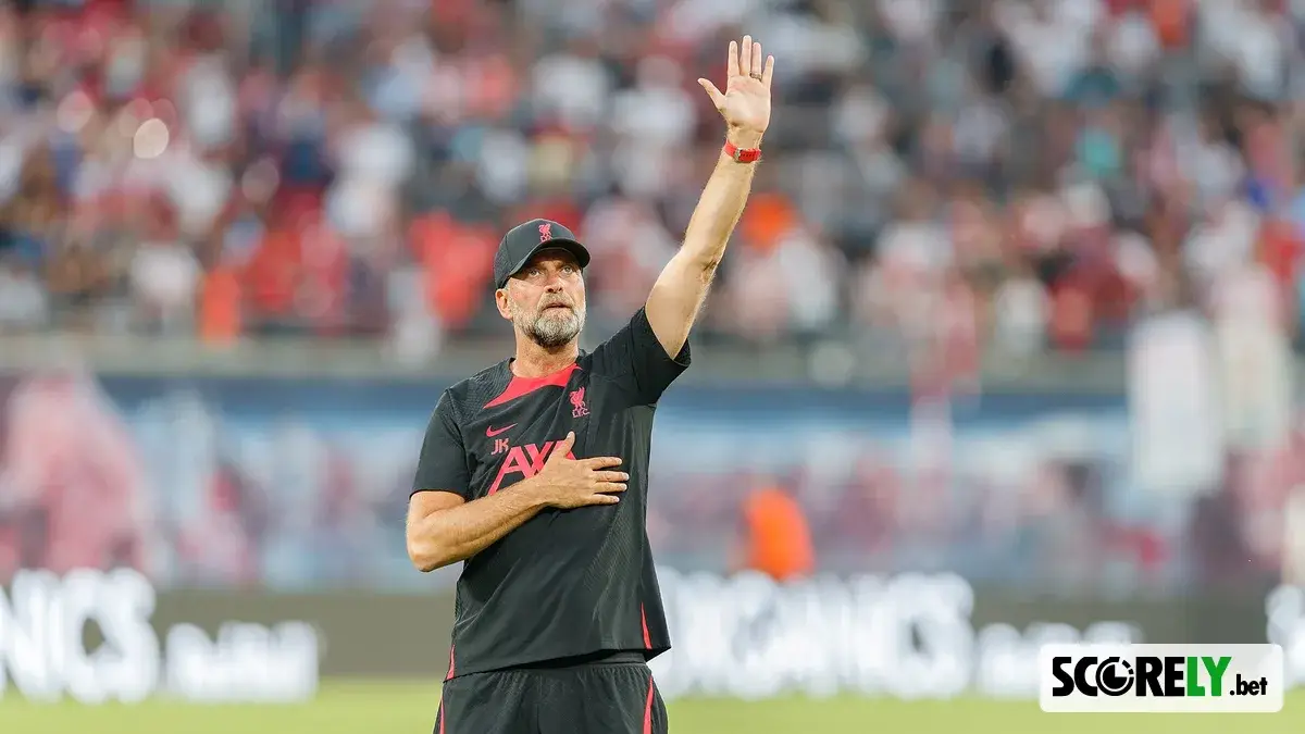 Jürgen Klopp saludando a la afición con ropa de entrenamiento del Liverpool (foto de archivo)
