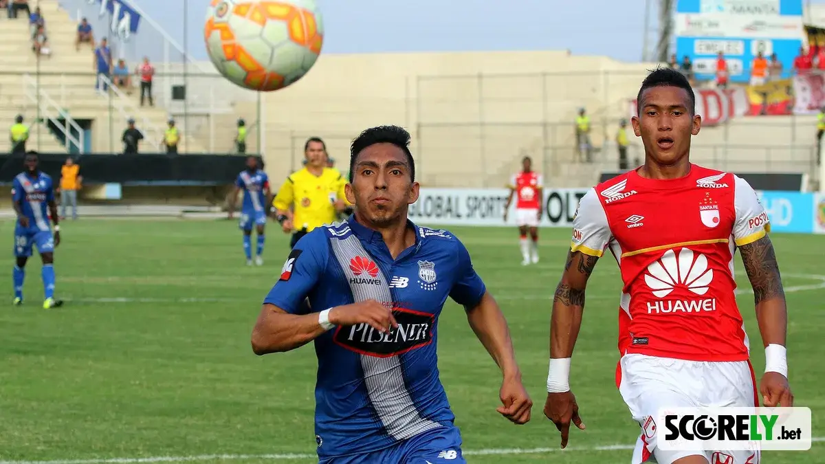Jugador de Independiente Santa Fe disputa el balón contra un rival (foto de archivo)