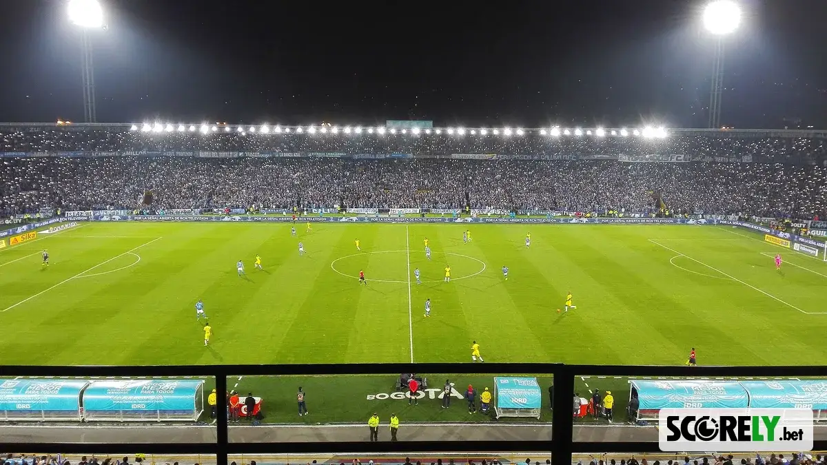 Partido de Millonarios en el estadio El Campín de Bogotá de noche (foto de archivo)