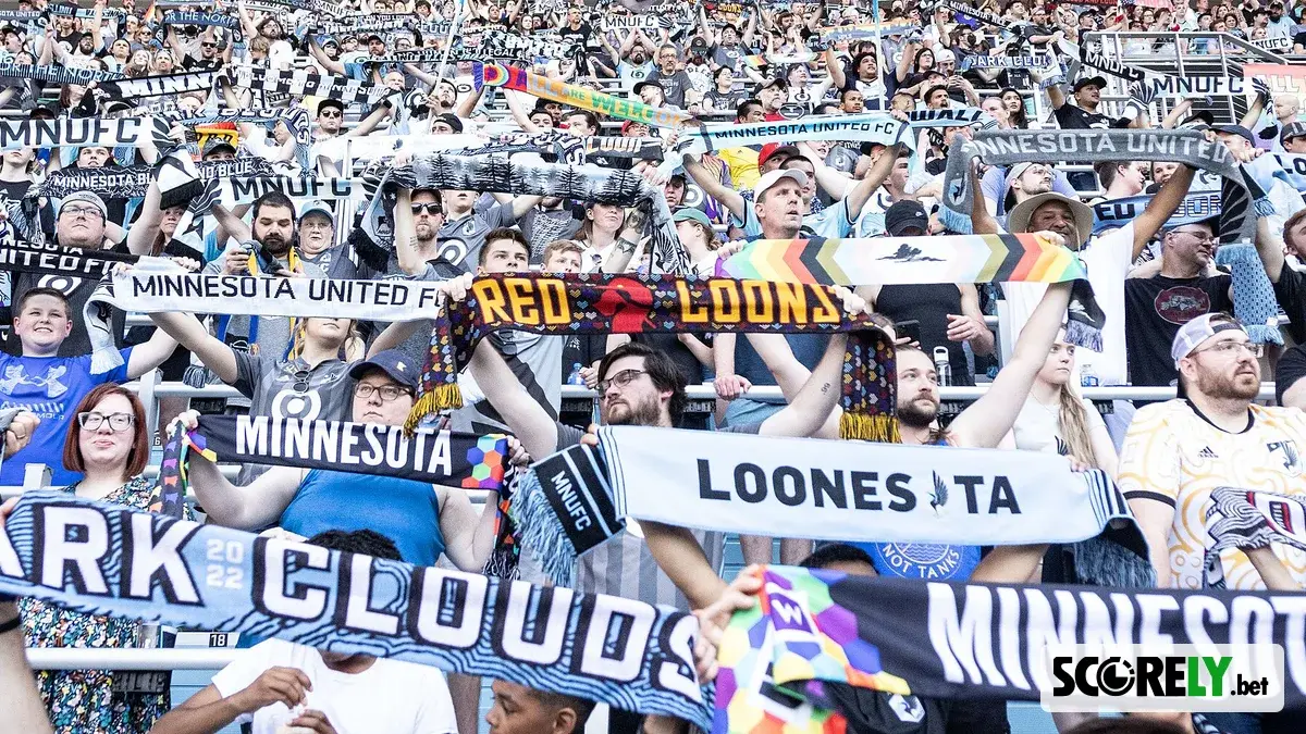 Aficionados del Minnesota United FC sosteniendo bufandas del equipo en el estadio (file photo)