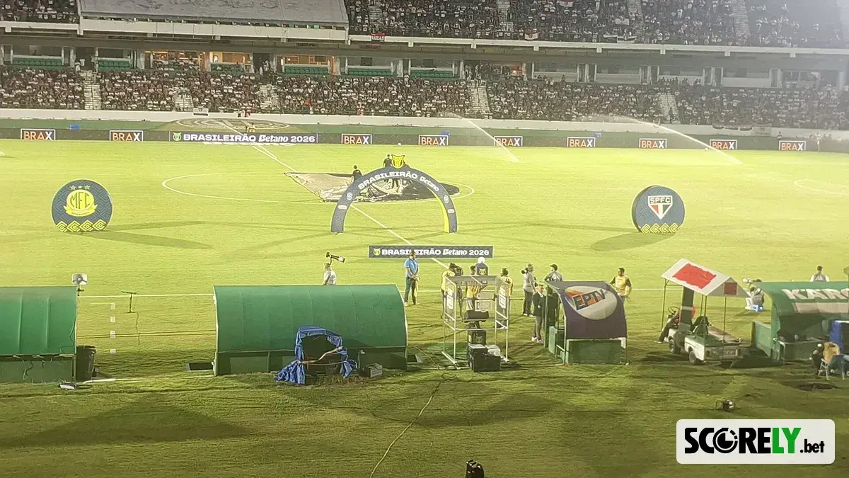Estádio do Mirassol com escudos do clube e do São Paulo no gramado (foto de arquivo)