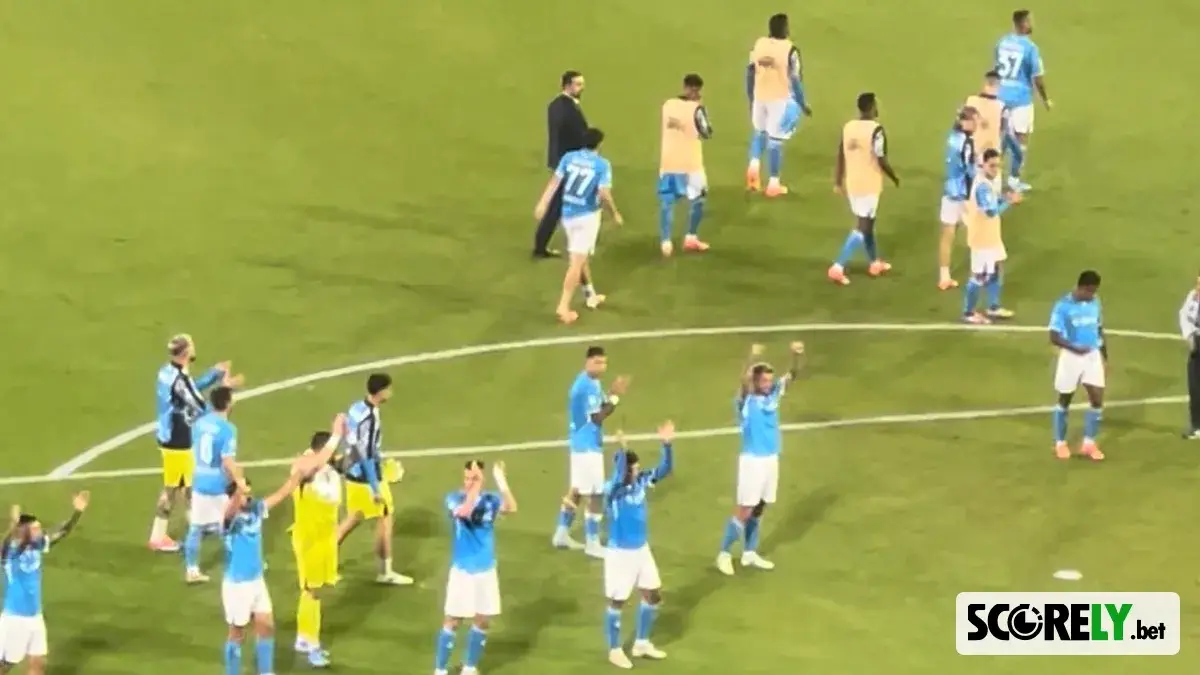 Jugadores del Napoli saludando a la afición tras un partido de fútbol (file photo)