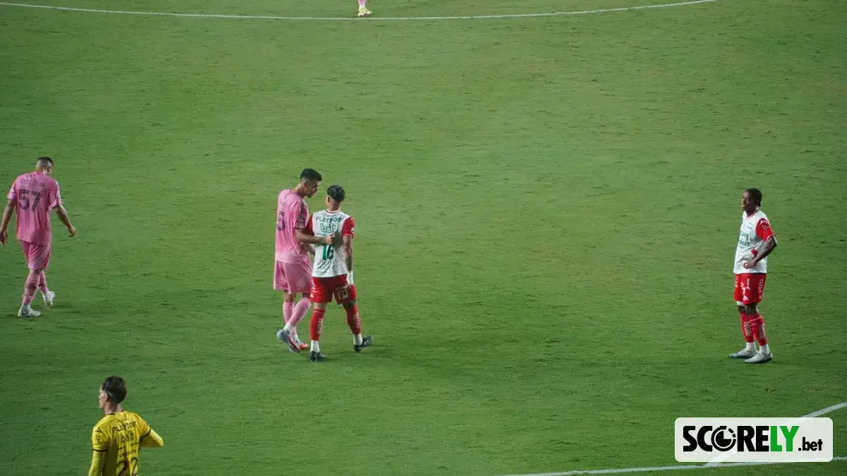 Jugadores del Necaxa con uniforme rojiblanco en el campo de juego (foto de archivo)