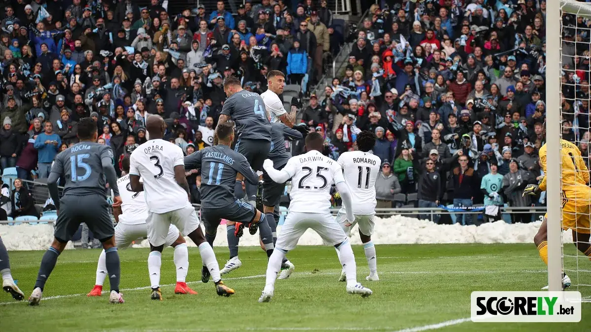 Jugadores de New York City FC disputando un balón aéreo en partido (file photo)
