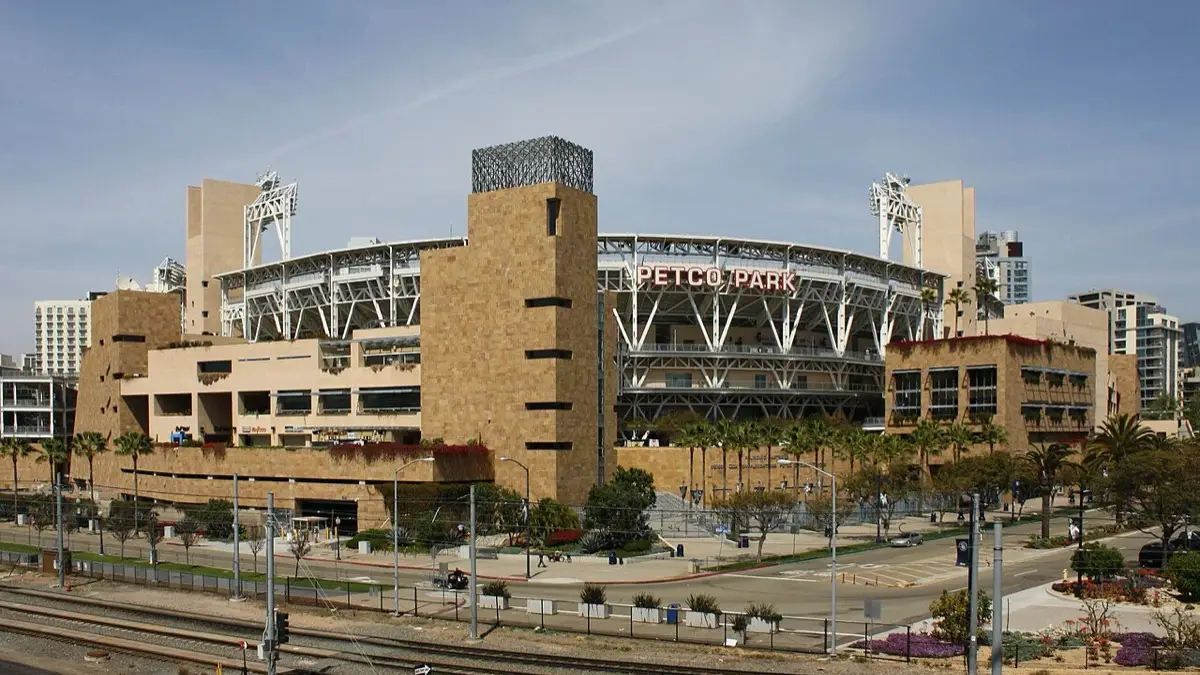 Padres beat Brewers 4-3 in NLDS Game 3 to stay alive behind Cronenworth and King