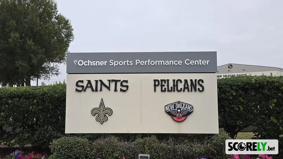 Cartel exterior del Ochsner Sports Performance Center con logos de Pelicans (foto de archivo)
