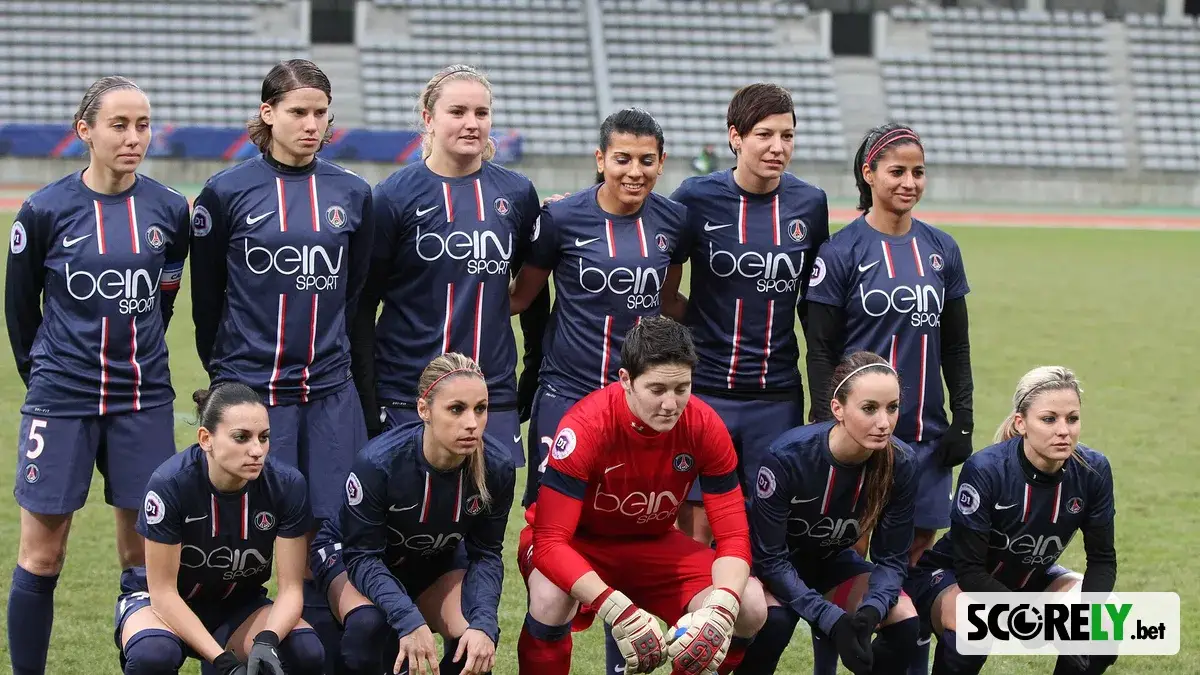 Jugadoras del equipo femenino del Paris Saint-Germain posando en el campo (foto de archivo)
