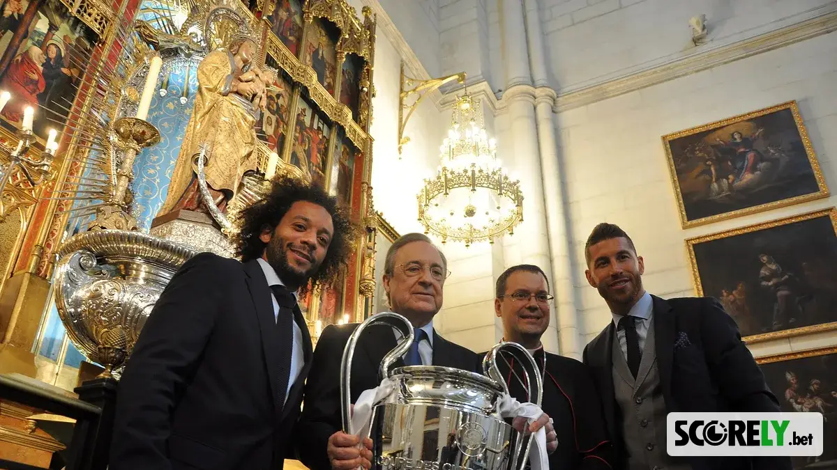 Marcelo, Florentino Pérez y Sergio Ramos con la Champions League en iglesia (foto de archivo)