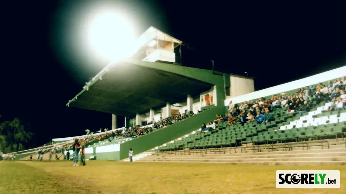Vista nocturna de la tribuna del estadio Eva Perón de Sarmiento (foto de archivo)