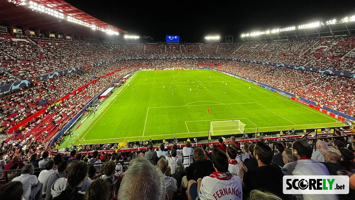 Vista panorámica del estadio Ramón Sánchez-Pizjuán durante un partido nocturno (foto de archivo)