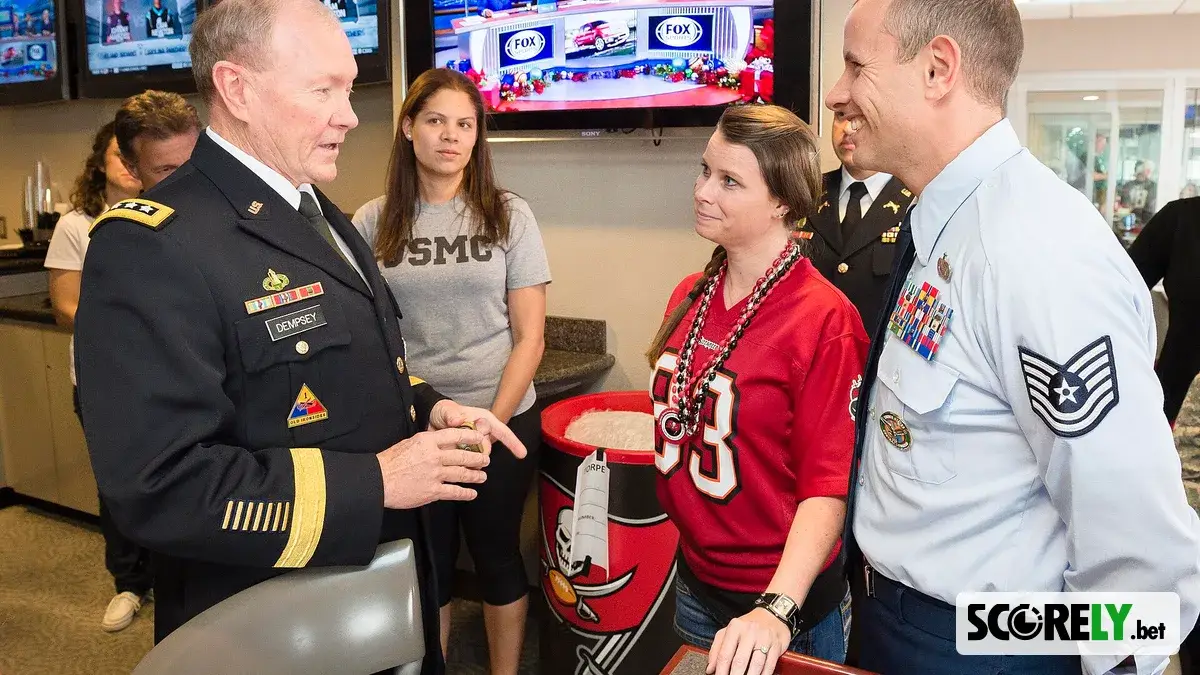 Mujer con camiseta de Tampa Bay Buccaneers junto a militares estadounidenses (foto de archivo)