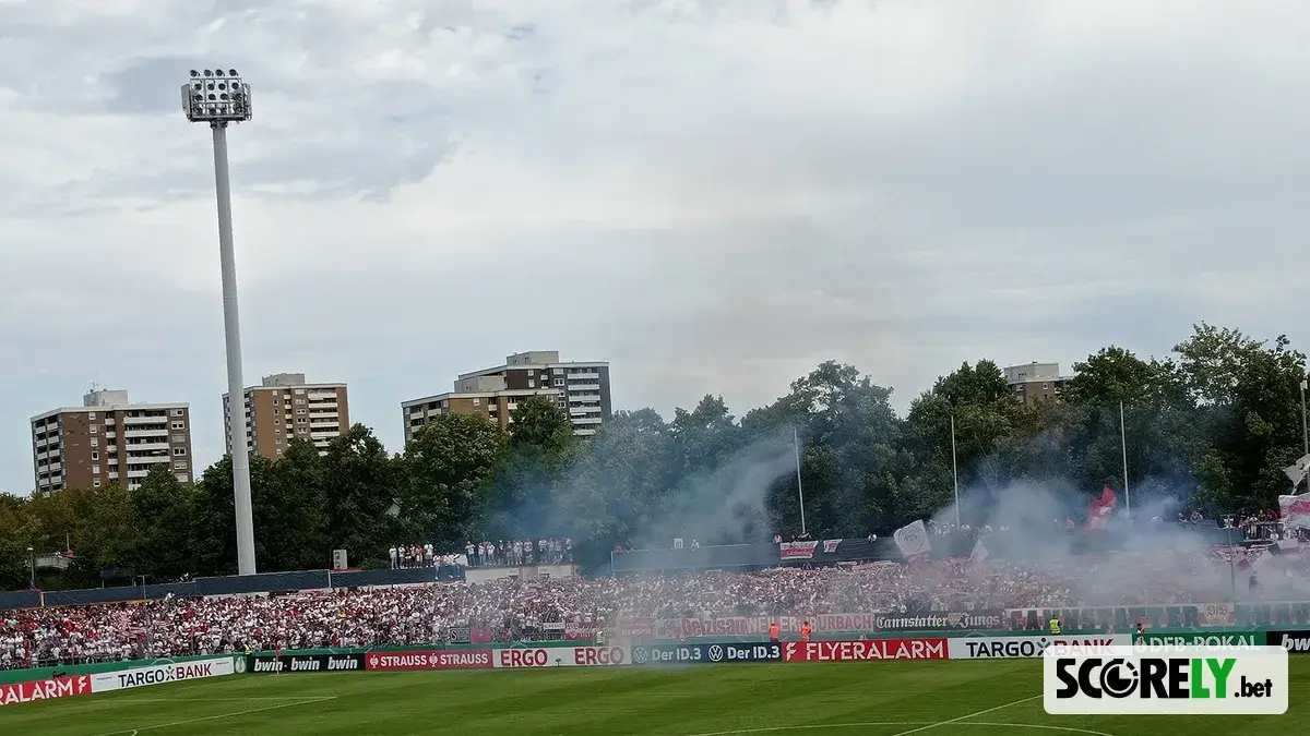 Grada del VfB Stuttgart con aficionados y bengalas en el estadio (foto de archivo)