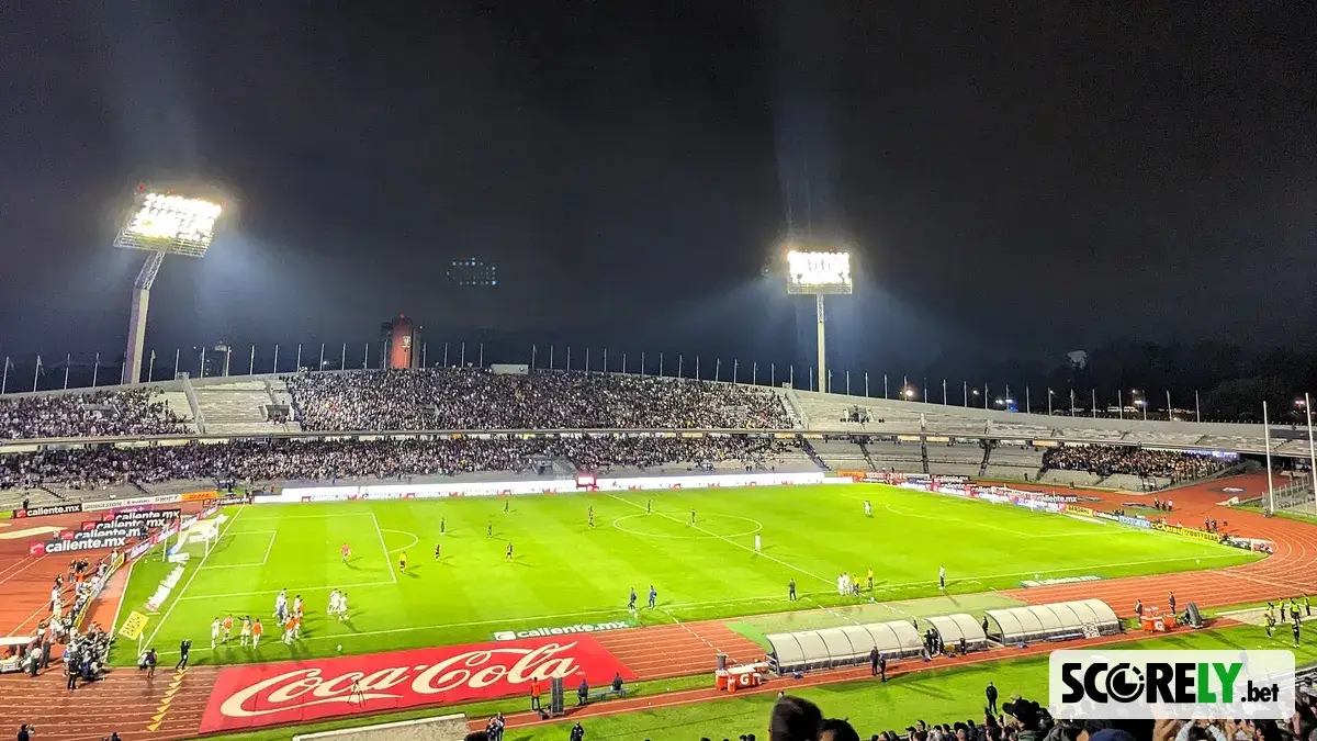 Vista nocturna del Estadio Universitario durante un partido de Tigres UANL (foto de archivo)