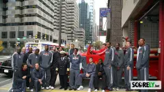 Jugadores de los Philadelphia 76ers posan junto a un camión de bomberos (file photo)