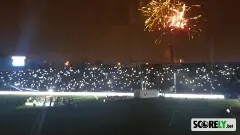 Estadio de Alianza Lima con fuegos artificiales y luces de aficionados (foto de archivo)