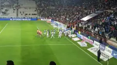 Jugadores de Cruz Azul y Pachuca al inicio de un partido en el estadio Hidalgo