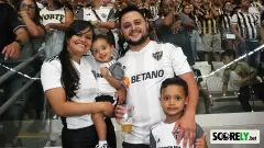 Família torcedora do Atlético-MG vestindo camisas oficiais do clube no estádio (foto de arquivo)