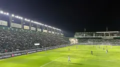Estadio Florencio Sola de Banfield durante un partido en 2023