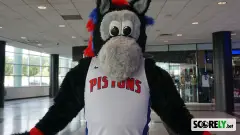 Hooper, la mascota oficial de los Detroit Pistons, posando en el estadio (foto de archivo)