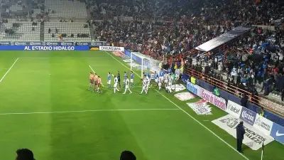 Jugadores de Cruz Azul y Pachuca al inicio de un partido en el estadio Hidalgo