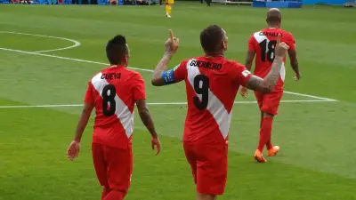 La selección peruana, con André Carrillo, ante Australia en el Mundial 2018