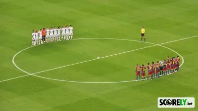 Jugadores del FC Barcelona y equipo rival formados en el campo (foto de archivo)