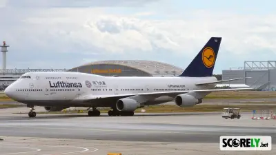 Avión de Lufthansa con el escudo del Bayern Múnich en el fuselaje (foto de archivo)