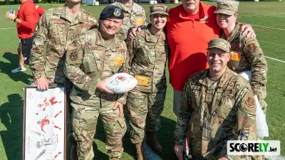 Militares estadounidenses posan con un balón y recuerdos de los Chiefs (foto de archivo)
