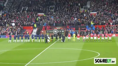 Jugadores del Manchester United formados en el campo antes del partido (foto de archivo)