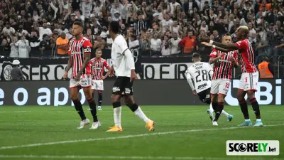 Jogadores do Corinthians e São Paulo em partida de futebol (foto de arquivo)