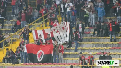 Hinchas del Cúcuta Deportivo con banderas y escudo en el estadio (foto de archivo)