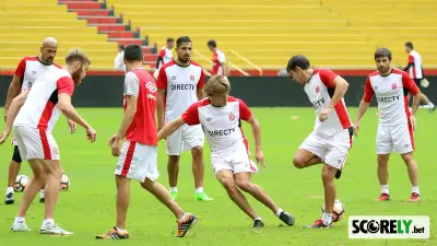Jogadores do Estudiantes de La Plata treinando em campo com uniforme oficial (foto de arquivo)