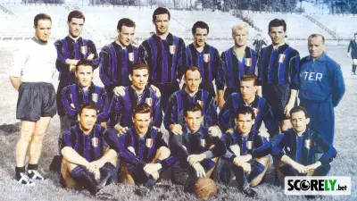 Plantilla histórica del Inter de Milán posando para una fotografía grupal (foto de archivo)