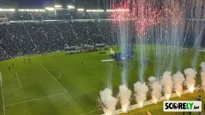 Estadio de fútbol con fuegos artificiales durante una celebración del Atlante (foto de archivo)