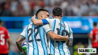 Lautaro Martínez y Lionel Messi abrazados con la camiseta de Argentina (foto de archivo)