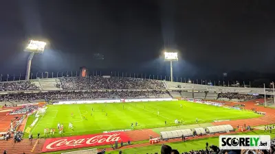 Vista panorámica nocturna del Estadio Universitario durante un partido de fútbol (foto de archivo)